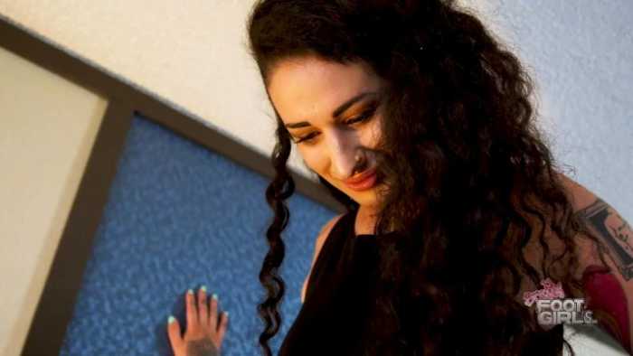 美国贱狗被中东女神Arabelle禁锢起来虐踩羞辱！脚皮掉了贱狗一脸 bf11215