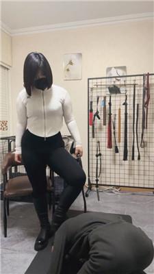 【可馨大大】转胯狗爬/坐脸窒息/舔脏长靴/虐乳 JS241208-49