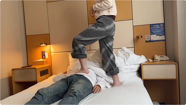 【素人研究生】裸足跳踩肚子（2） YC-241206-7