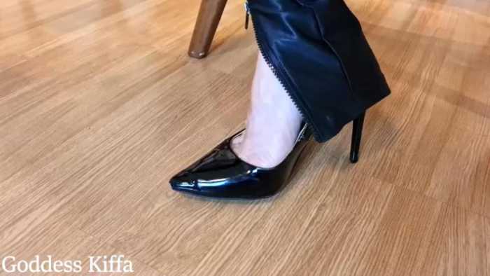 剧情-难怪你学习成绩上不去!捡个笔也要偷闻老师的臭脚!活该被踩! bf18870