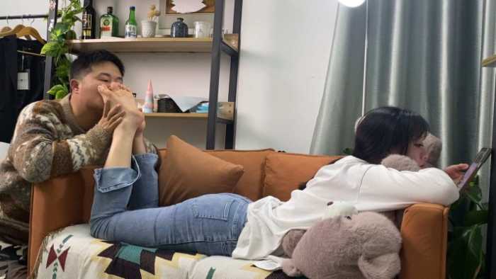 【第5风格】 00后酱一边玩手机一边被舔脚 YC-241127-9