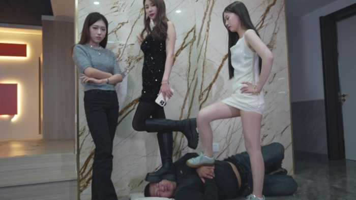 三S踹头强制吸原味臭袜子抵痛 全程不停歇轮换全体重踩头！ YC-241213