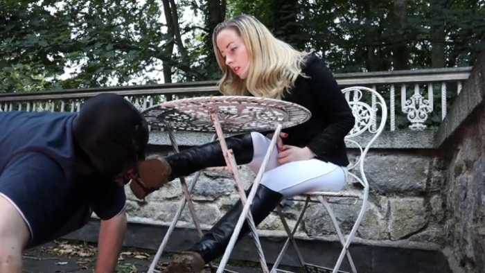 奴隶跪舔女贵族马靴鞋底的泥！贵族美女Grace让奴隶舔干净脏泥JS241220~1