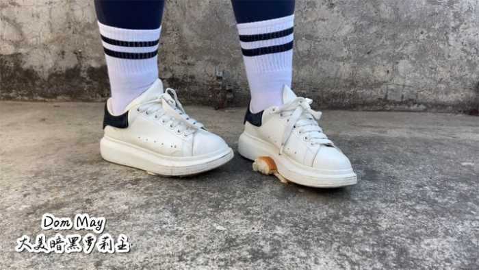 麦昆小白鞋踩面包（双视角拍摄） YC-250110