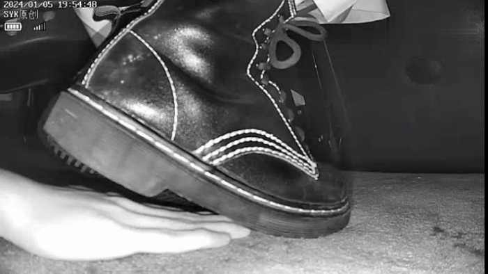 B768 – 无意识脏底马丁靴小姐姐踩手 bf49297