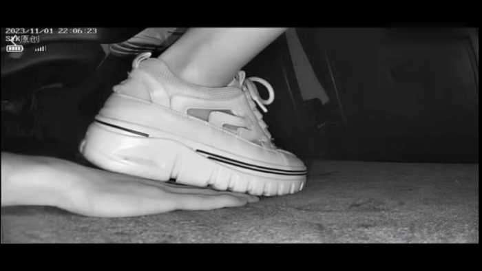 B769 – 无意识厚底运动鞋踩手翻车被发现 bf49298