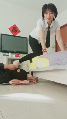 【你的女王驾到】狗舌清理脏鞋底-裸足狂舔 bf50041