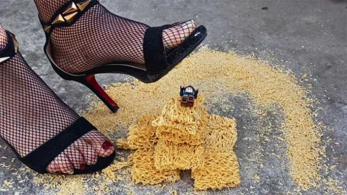 【大美】女巨人踩干脆面与虐杀小人（GTS） YC-250205