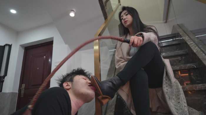 高跟皮靴踩牙龈全体重，极品高冷美女高跟踩挂钩 YC-250210-6