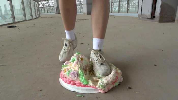 A127 – 超嫩学生妹野外短裤白鞋踩烂各种食物 JS250226~6