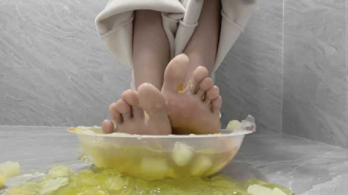 【莓子】裸足加白丝踩碎超大果冻 YC-250307-3