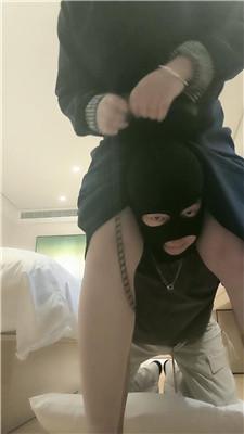 【樊樊】闻舔臭脚丫/骑马碾压踩 JS250411-15