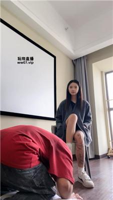 【小凤梨】纹身小妹脏鞋白袜跪舔 bf52333