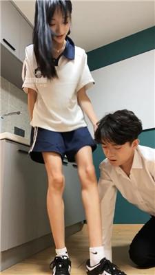 【织羊】变装奴-校服诱惑白袜踩虐 bf54646