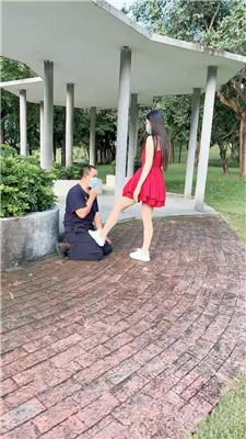 【嘉妮】户外-脏小白鞋闻舔-骑马骑脖【续集】 bf55167