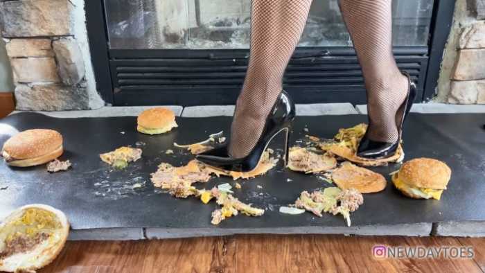 美女网袜高跟碾烂一地汉堡后用大饼擦鞋 JS250711~5