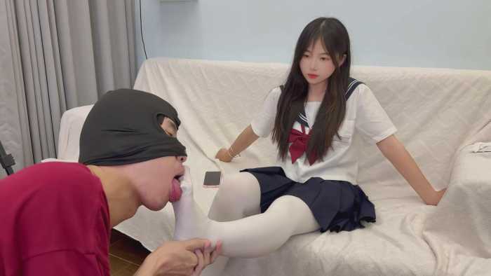 神仙颜值小缘恋足白丝舔脚羞辱 足控白袜闻脚臭脚
