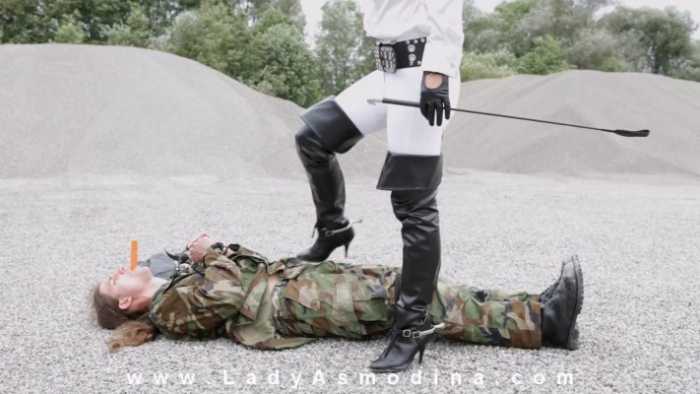 野外军训贱狗，女主抽打，踩踏，遛狗 JS250812~7