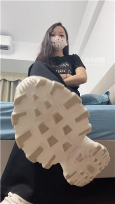 【婉婉】给鞋子磕头    250921-10