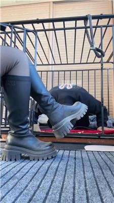 【77夫妻】长靴碾压踩虐圈养奴 JS251021-32