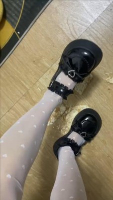 lo鞋多语言踩面包 JS251025~4