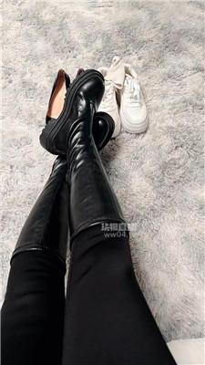 【闪闪】白袜脚玩虐鞋奴 JS251029-3