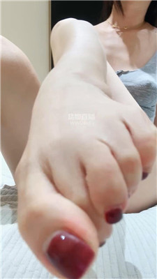 【伊柔】真空裸足胯下诱惑视角    251114-26