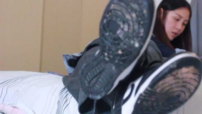 【黑丝诱惑】沐沐女主AJ耐克鞋踩鸡蛋和饼干 YC-251119-4