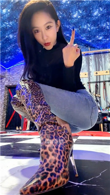 【木木】牛仔裤胯下狗    251121-14