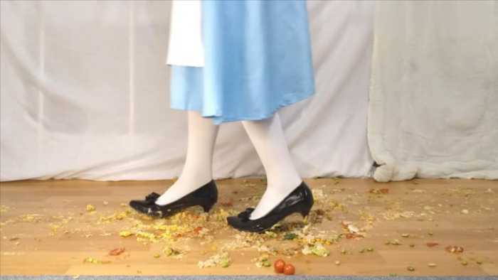 白丝高跟无意思走踩水果 JS251129~8