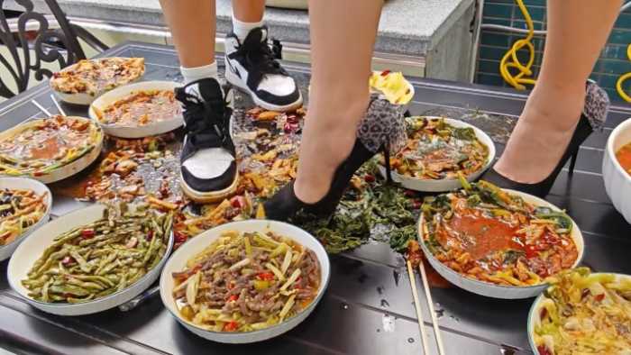 两个妹子鞋子+光脚踩两桌饭菜 JS251225~6