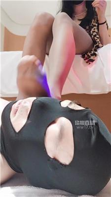 【糖糖老师】喜欢闻着臭脚发骚的狗 JS251230-3