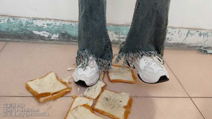 【三公主】两双脏鞋踩面包~ YC-251228