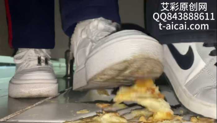 『chnnsct1818』高中女厕内踩踏面包，制作狗粮 YC-260121-2