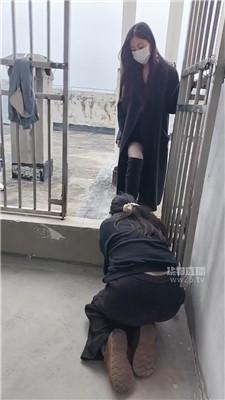 【爱可】素人姐姐双S天台调母狗 JS260303-4