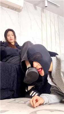 【女生也能很暴力】08女神阿迪脏白袜耳光踹头舔脚 JS260403-17