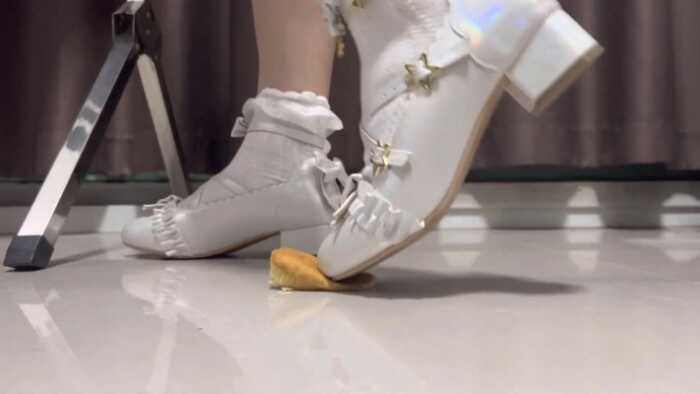素人白洛丽塔鞋踩小面包制作狗粮 YC-260513-2