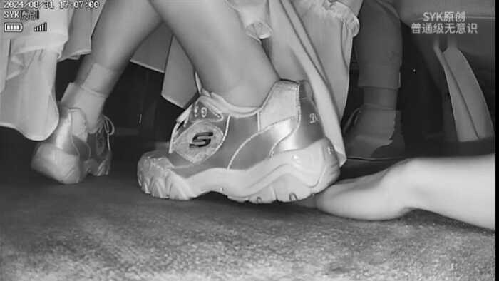 B1021 – 无意识小姐姐运动鞋+板鞋踩全手 双探手摸 JS260624~3