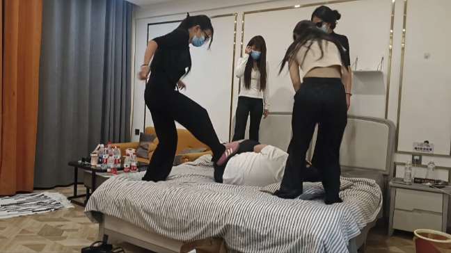 精神小妹四人暴力真实殴打贱狗棉袜圣水口水羞辱 YC-260824